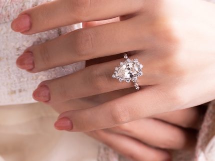 انگشتر طلا بزرگ زنانه مجلسی مدل اشک سفید