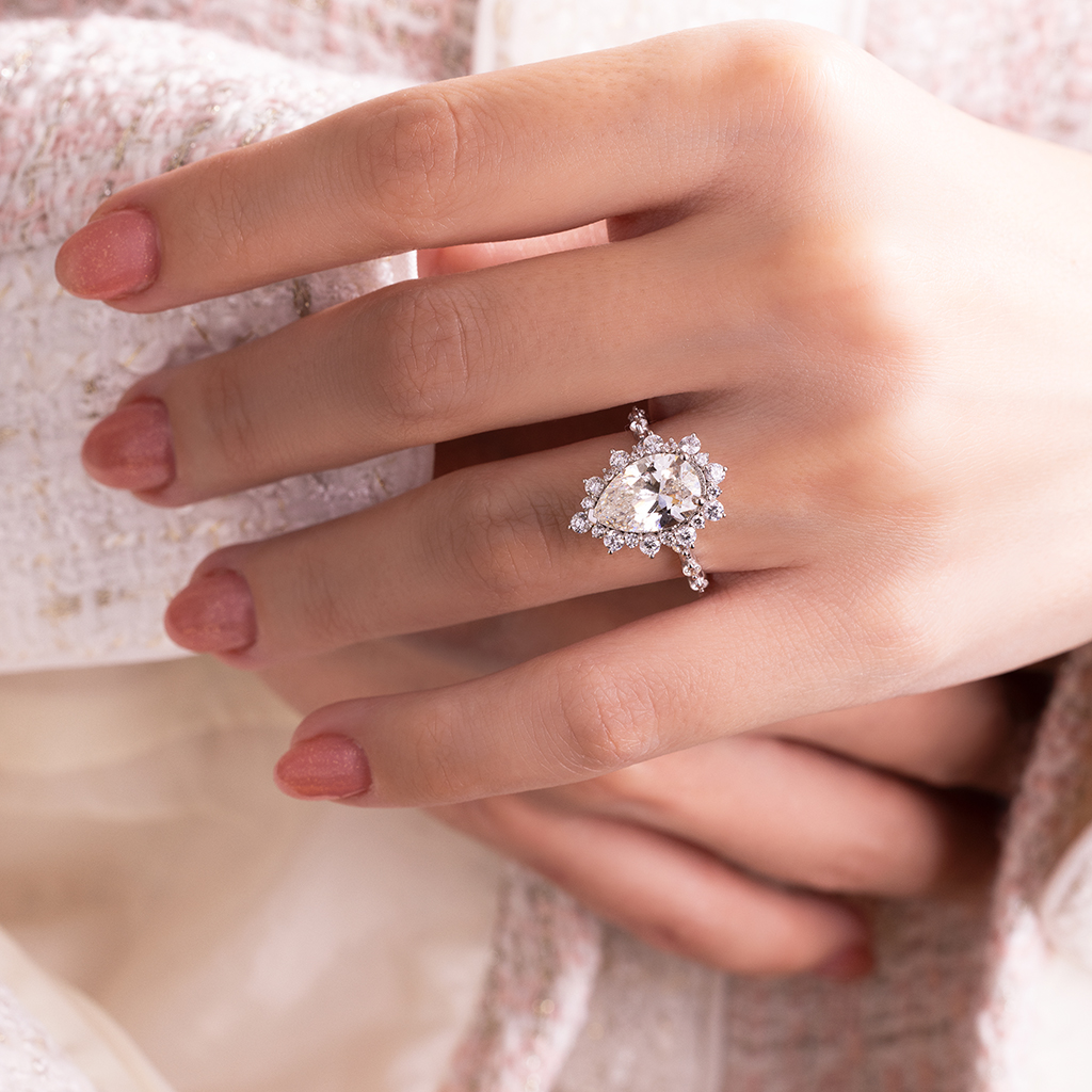 1X0A3168 انگشتر طلا بزرگ زنانه مجلسی مدل اشک سفید