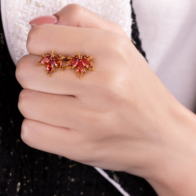 گوشواره طلا میخی مدل برگ پاییزی