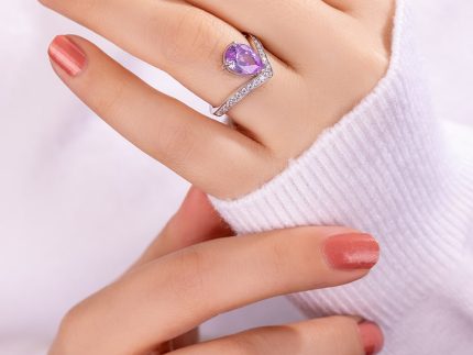 انگشتر طلا نگین دار مدل تخمه اشک بنفش