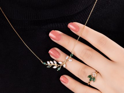 انگشتر طلا با نگین عقیق سبز مدل سه برگ