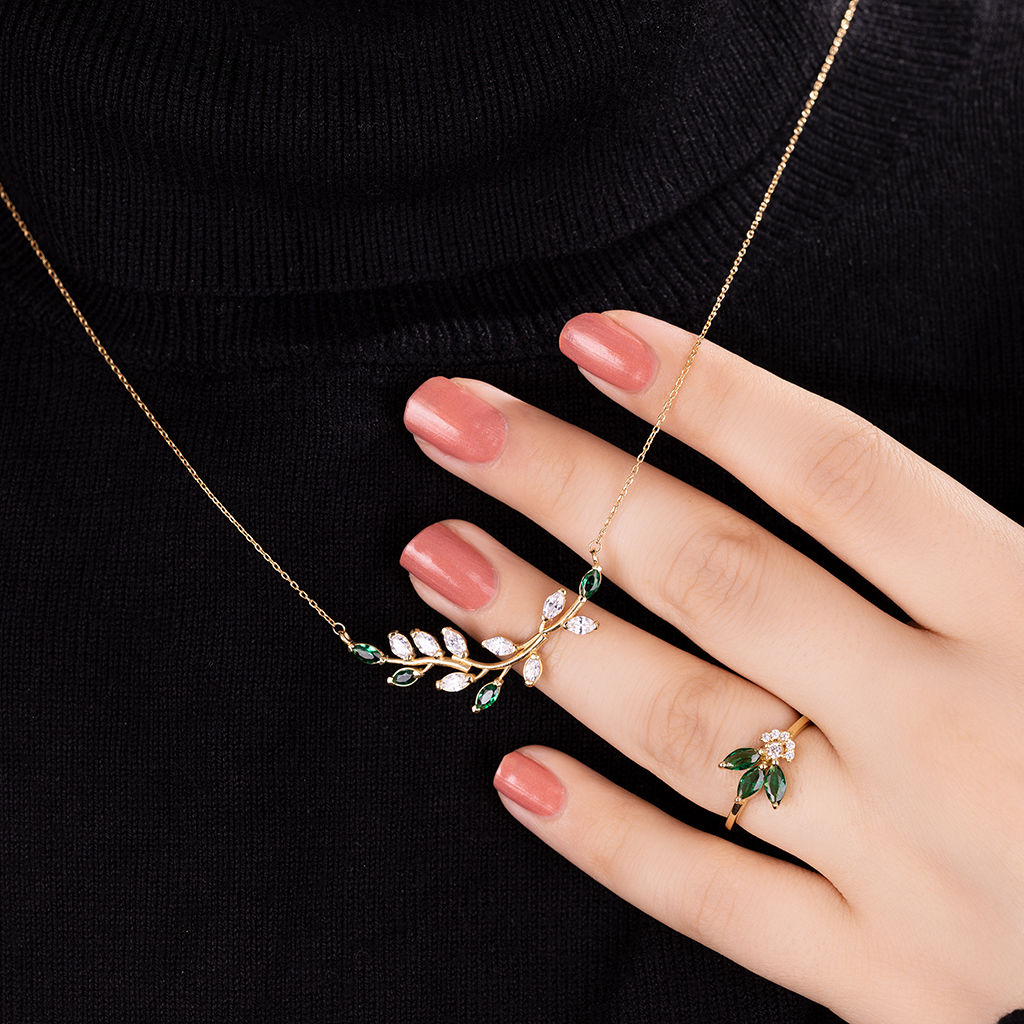 1X0A6458 انگشتر طلا با نگین عقیق سبز مدل سه برگ