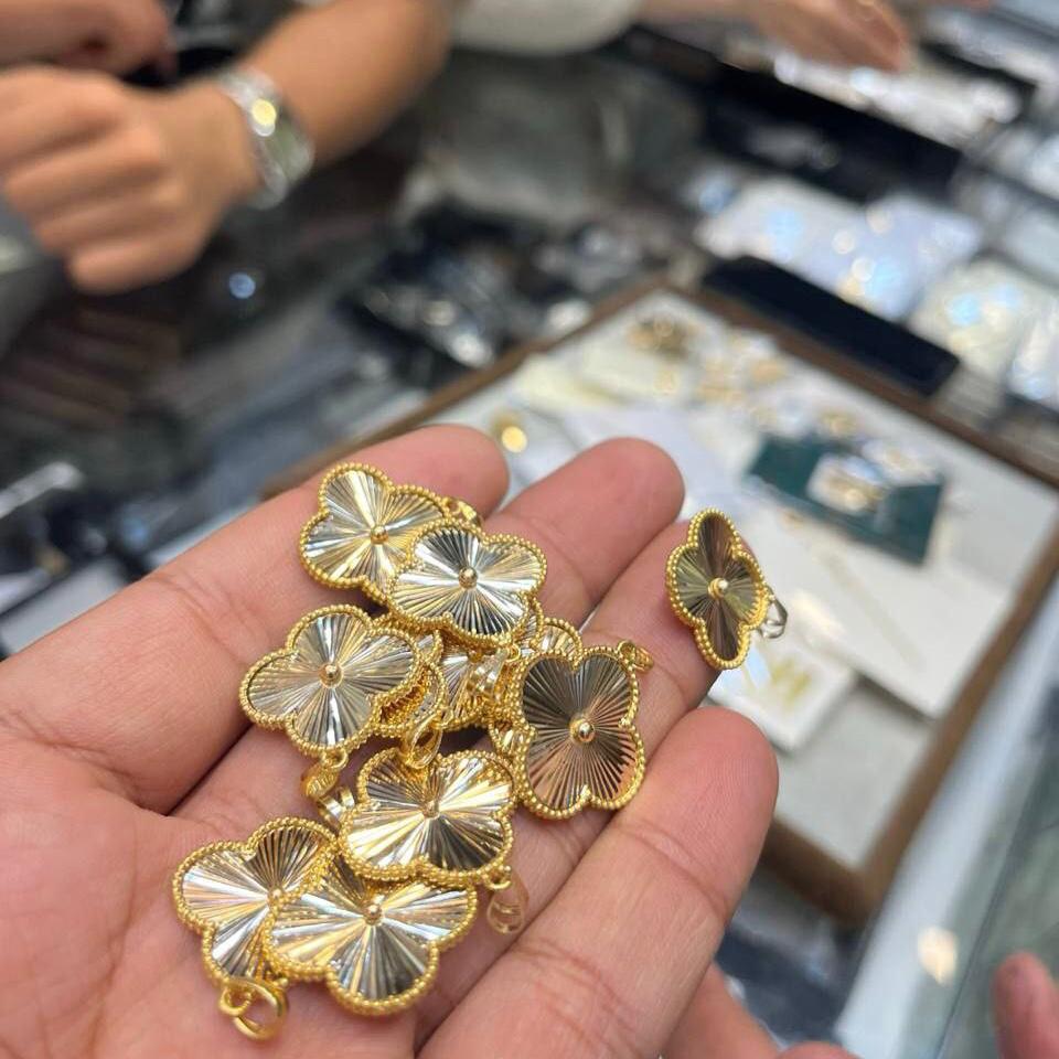 WhatsApp-Image-2025-08-04-at-17.05.41-1.jpeg آویز طلا ونکلیف