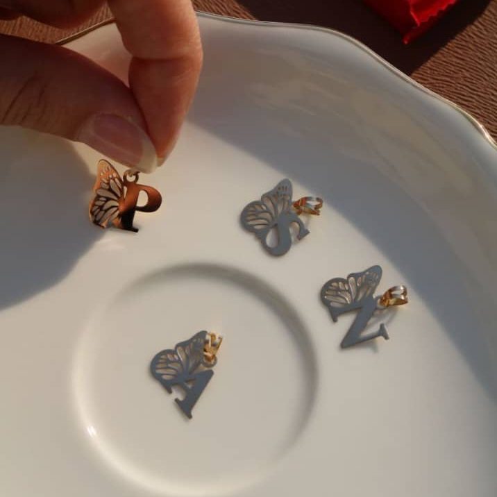 e4f09016-50ba-4cec-96fb-bfbe79ccd846.jpg پلاک طلا پروانه و حروف