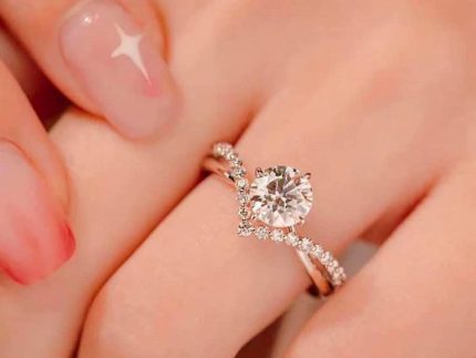 انگشتر طلا سولیتر پرنگين با سنگ مویزانایت