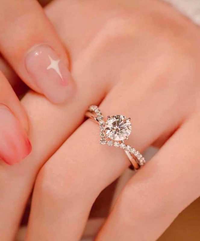 انگشتر طلا سولیتر پرنگين با سنگ مویزانایت