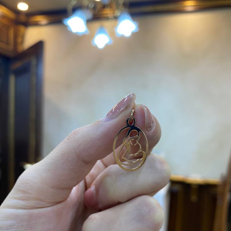 آویز طلا آغوش مادر